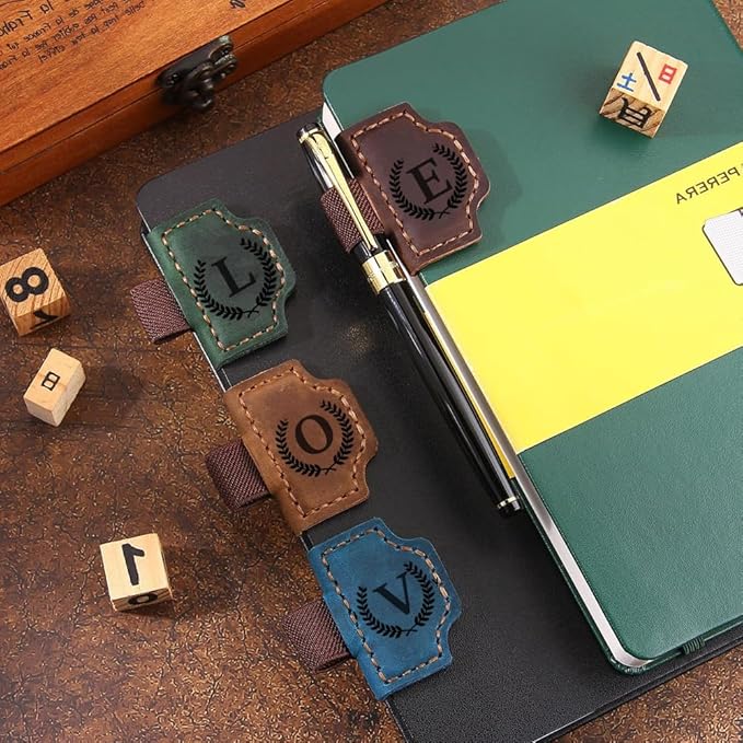 Custom Bookmark with Pen Holder with 26 Letters Personalized Magnetic Leather Book Mark, Customized Name Book Marker Clip with Initial for Men Women, Gifts for Book Lovers, Readers, (Green, C)
